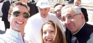 Papa Francesco si fa un selfie con gli studenti dell'istituto Zaccaria di Milano alla fine dell'udienza generale a piazza San Pietro, in Vaticano, 2 marzo 2016 ANSA/Emanuele Colombo